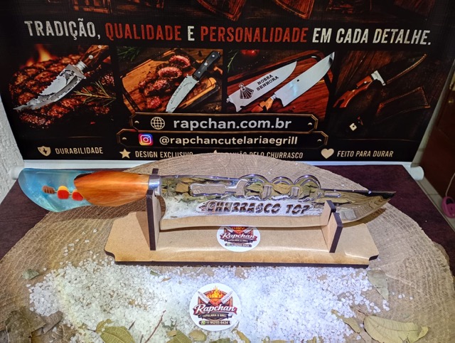 Faca com Detalhes na Lâmina